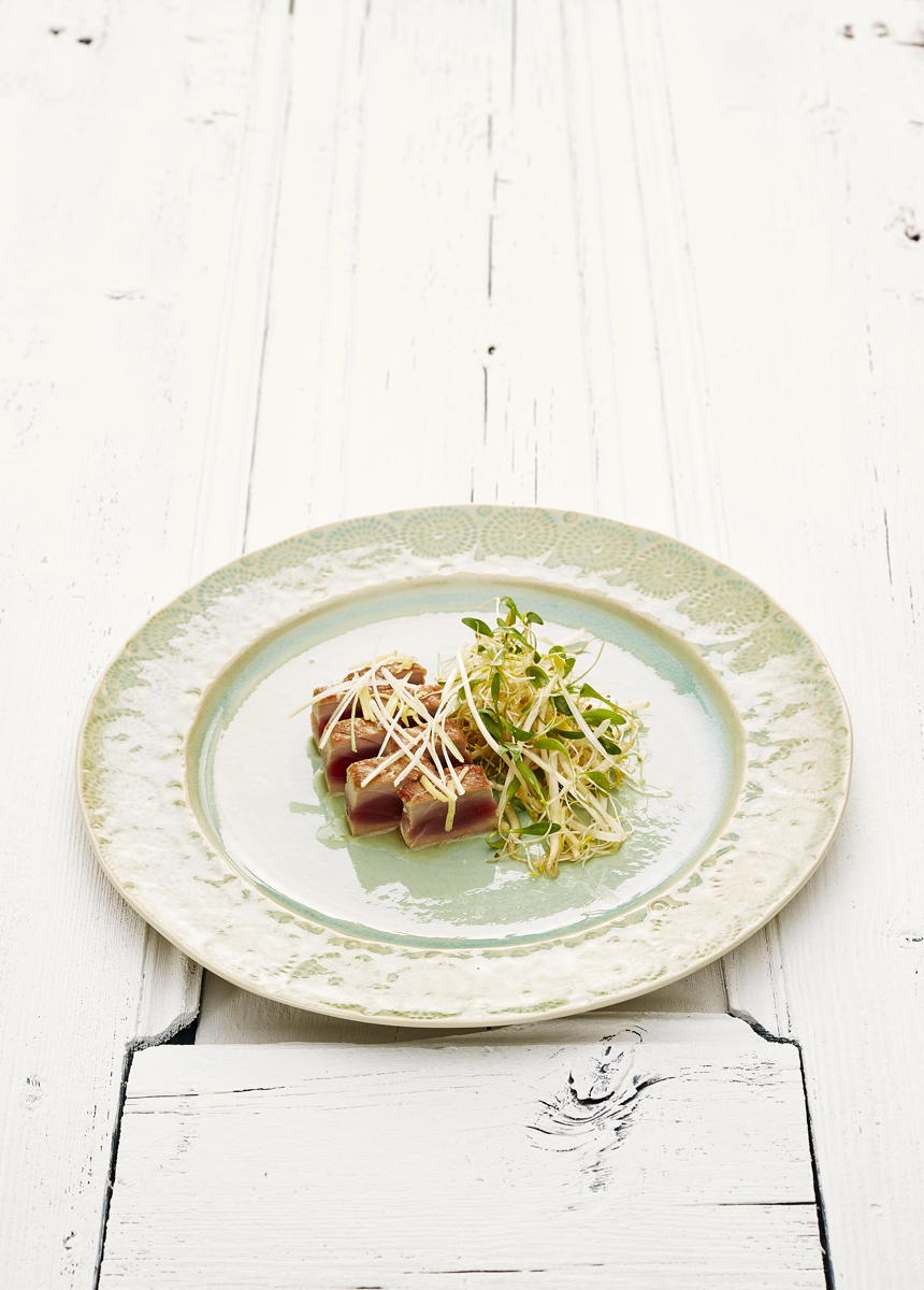 Tataki de atum com salada de rebentos e molho de citrinos